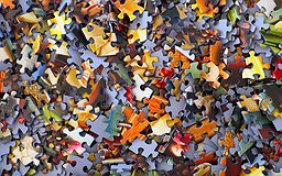 Une pile de pièces de puzzles en désordre